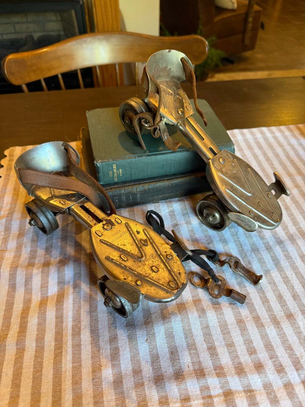 Vintage Wards Speedline Adj Metal Shoe Skates w/Dreadnaught Wheels with Keys